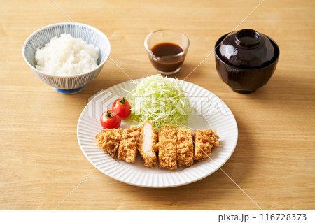 皿に盛り付けたとんかつ 116728373