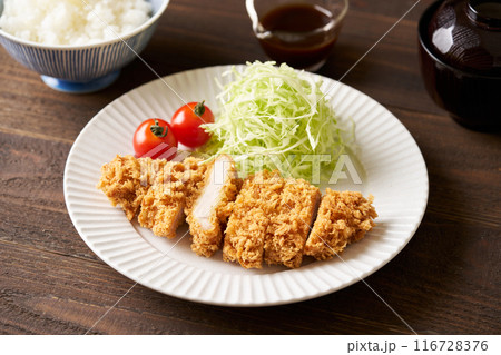 皿に盛り付けたとんかつ 116728376