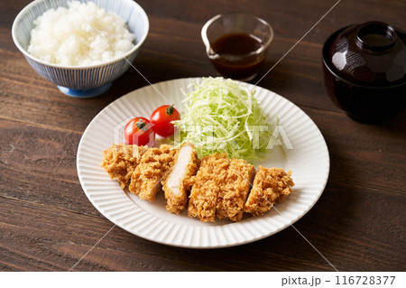 皿に盛り付けたとんかつ 皿に盛り付けたとんかつ 116728377