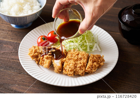 とんかつにソースをかける とんかつにソースをかける 116728420