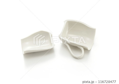 割れたコップ 116728477