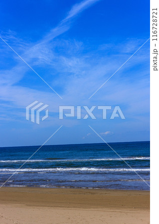 綺麗な砂浜と海と日本海 116728721