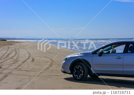 綺麗な砂浜と海と四輪駆動車 綺麗な砂浜と海と四輪駆動車 116728731