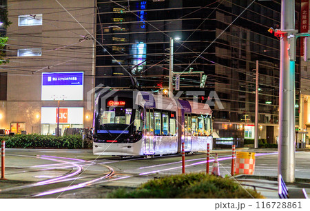 夜のライトレール富山駅の風景 116728861