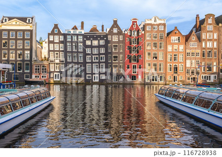 Scenery of Damrak in Amsterdam, Dutch. The houses located direct on the water 116728938