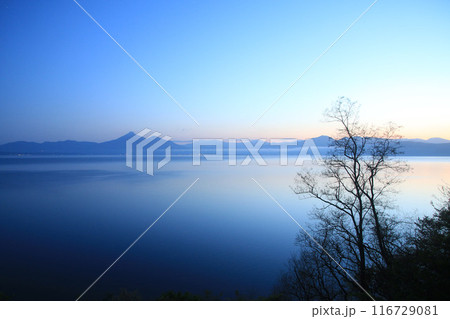 猪苗代湖と磐梯山（福島県郡山市・湖南町） 116729081