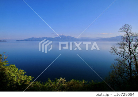 猪苗代湖と磐梯山（福島県郡山市・湖南町） 116729084