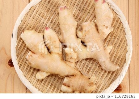 ザルに盛った新生姜 116729165