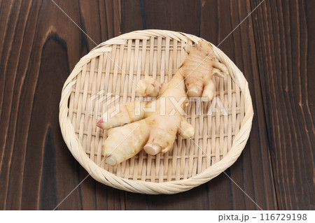 ザルに盛った新生姜 116729198