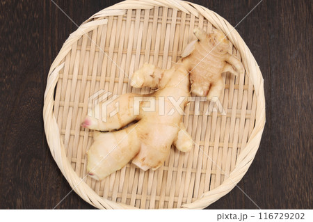 ザルに盛った新生姜 116729202