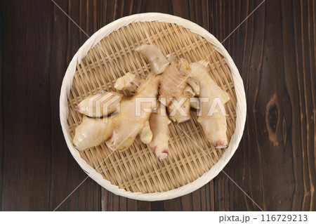 ザルに盛った新生姜 ザルに盛った新生姜 116729213