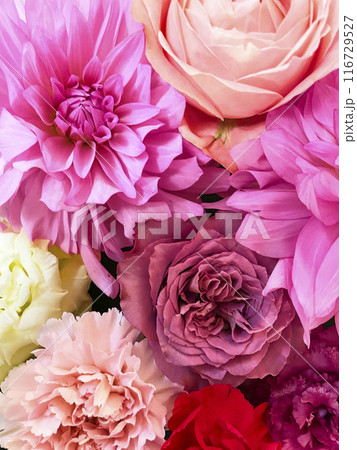 様々な花のブーケ 116729527