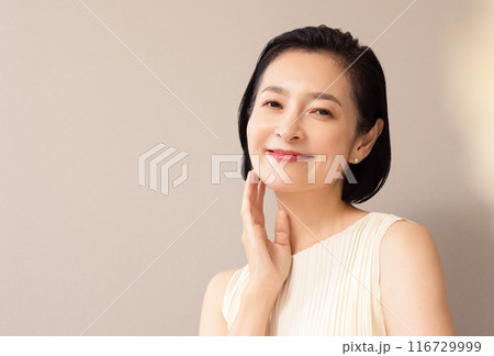 頬に手を当てる女性 頬に手を当てる女性 116729999