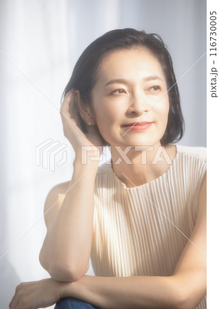 明るい日差しの中の女性 116730005