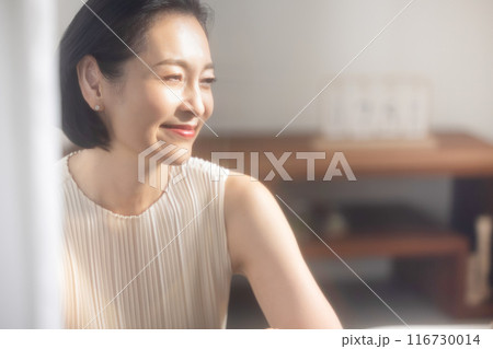 笑顔な女性 116730014