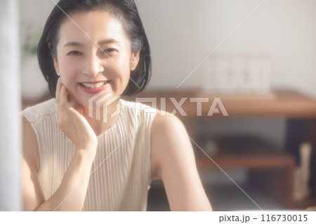 50代笑顔の女性のビューティーイメージ 116730015