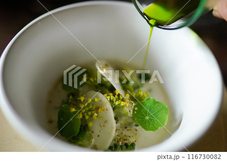 ガストロノミックな前菜とハーブオイル 116730082