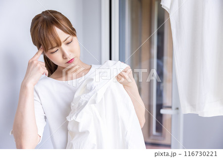 襟汚れに悩む主婦 collar stain 襟汚れに悩む主婦 collar stain 116730221