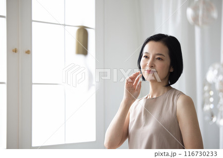 50代女性ビューティーイメージ 116730233