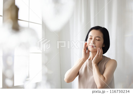 50代女性ビューティーイメージ 116730234