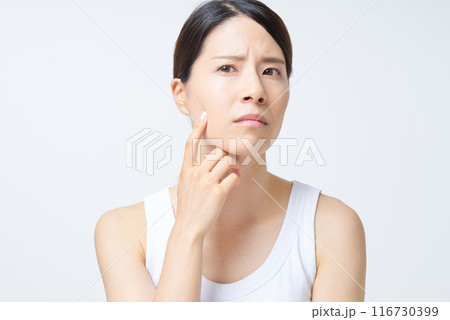 肌トラブルに悩むタンクトップ姿の女性 116730399