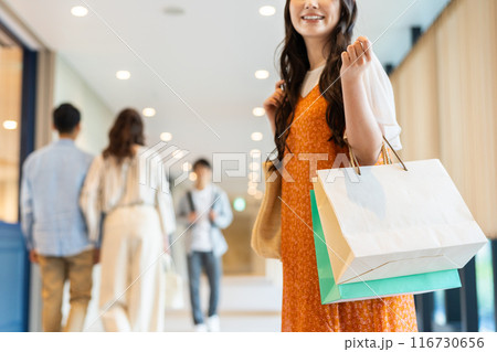 買い物をする人々 撮影協力:Creadisce(丸善雄松堂株式会社) 買い物をする人々 撮影協力:Creadisce(丸善雄松堂株式会社) 116730656