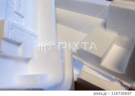 発泡スチロール製の白い緩衝材 116730697