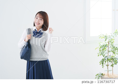 ガッツポーズする女子高校生 116730717