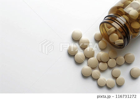 半透明の茶色の小瓶からこぼれる肌色の薬の錠剤を俯瞰したシーン