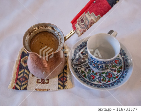 【ウクライナ】首都キーウのタタール料理レストランのテーブルに置かれたターキッシュコーヒー 116731377