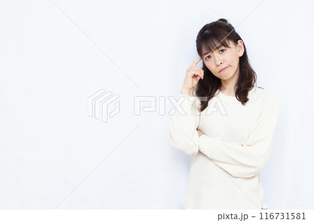 頭を抱えて悩む女性 116731581