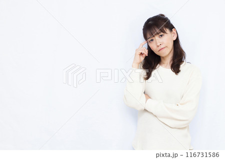 頭を抱えて悩む女性 116731586