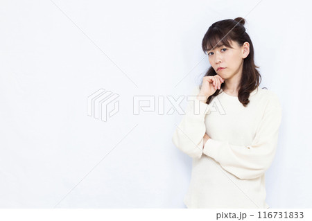 腕を組み怒っている女性 腕を組み怒っている女性 116731833