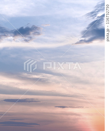 夕焼けに染まる雲 116732750