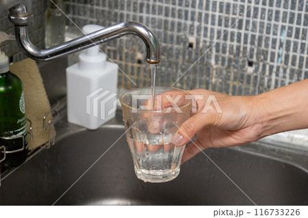 水道水をコップに注いでいる　水道水を飲むことへの安全性 116733226