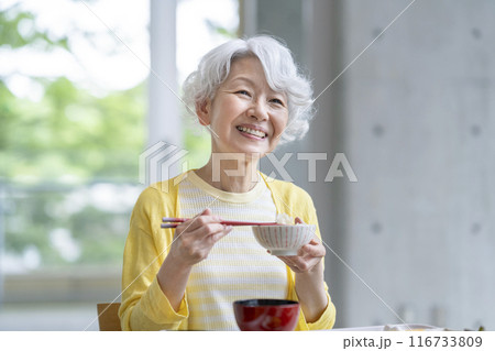 食事をするシニア女性 116733809