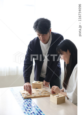 将棋をする男女 116734096