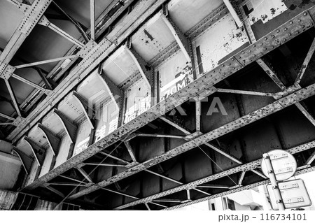 鉄道橋の桁下 JR総武線浅草橋駅 2024.07　b-4 モノクロ 116734101