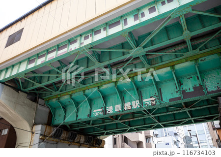 鉄道橋の桁下 JR総武線浅草橋駅 2024.07　c-1 116734103