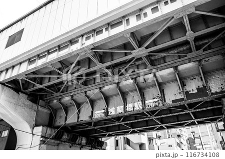 鉄道橋の桁下 JR総武線浅草橋駅 2024.07　c-4 モノクロ 116734108