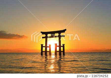 【滋賀県】白鬚神社の湖中大鳥居と初日の出(琵琶湖) 【滋賀県】白鬚神社の湖中大鳥居と初日の出(琵琶湖) 116734252