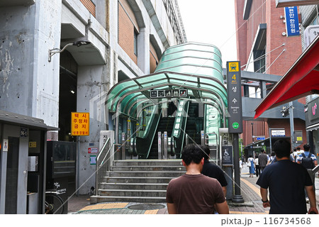 地下鉄2号線 聖水駅の出入口【韓国/ソウル】 地下鉄2号線 聖水駅の出入口【韓国/ソウル】 116734568