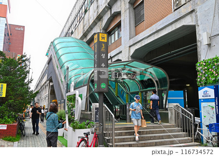 地下鉄2号線 聖水駅の出入口【韓国/ソウル】 地下鉄2号線 聖水駅の出入口【韓国/ソウル】 116734572