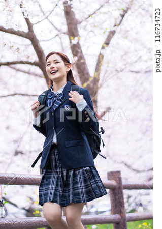 桜の木下駆け足の女子高生 桜の木下駆け足の女子高生 116734723