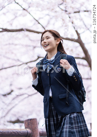 桜の木下駆け足の女子高生 桜の木下駆け足の女子高生 116734724
