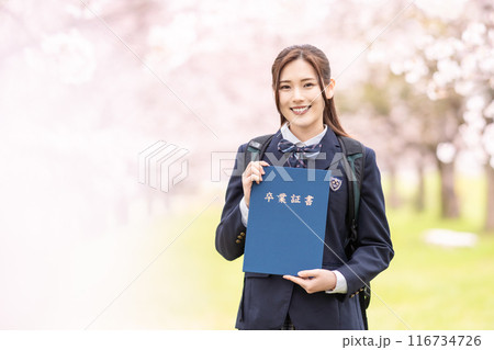 卒業の日を迎えた女子高生 卒業の日を迎えた女子高生 116734726