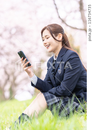 スマホを持った新入学の女子高生 スマホを持った新入学の女子高生 116734735