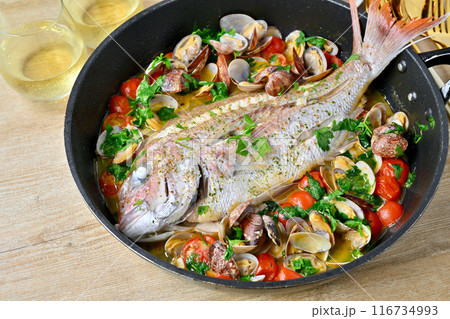 真鯛のアクアパッツァ、イタリアン料理、マダイ、アサリ、ミニトマト、イタリアンパセリ、白ワイン、パン。 116734993