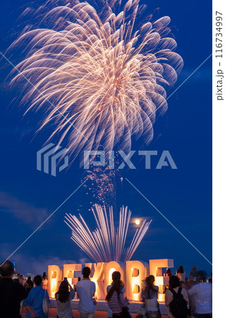 神戸港メリケンパークの花火大会　神戸市中央区にて 116734997