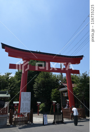 鷲宮神社を参拝する、鳥居で一礼 鷲宮神社を参拝する、鳥居で一礼 116735225